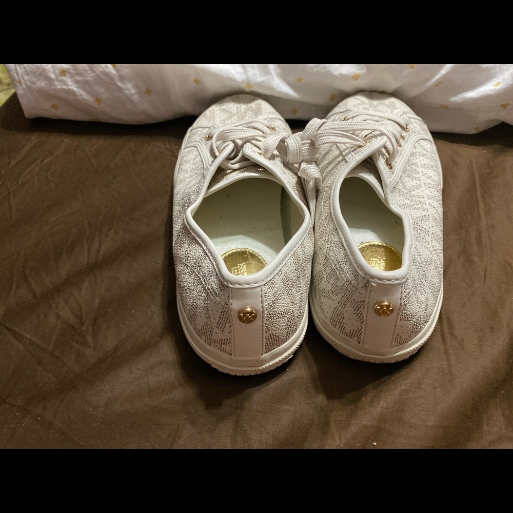 Shoe - Picture 3 of 4